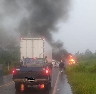 Caminhão pega fogo após acidente com carro na MS-141; há mortes
