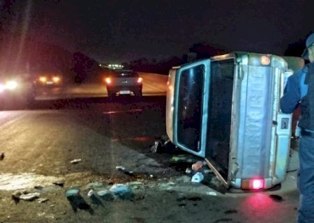 Três pessoas ficam feridas após caminhonete capotar em Dourados