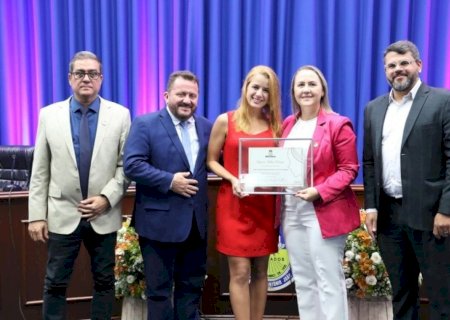 Em sessão de homenagens às mulheres, Câmara entrega Prêmio Marta Guarani