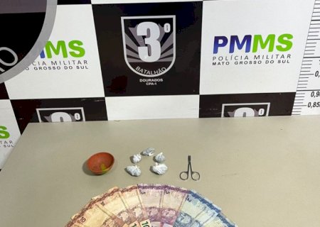 Garupa de moto cai durante fuga, e é preso com droga; condutor também é detido