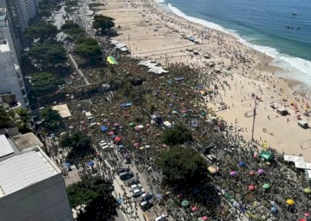Bolsonaro participa de ato com aliados e apoiadores na Praia de Copacabana, no Rio