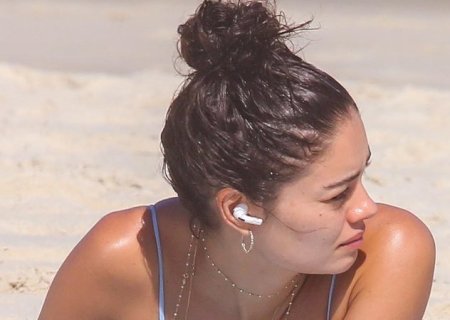 Sophie Charlotte renova o bronzeado em dia na praia