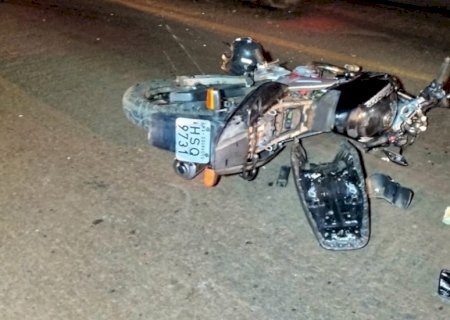 Motociclista fica gravemente ferido após bater em carreta na BR-463 em Dourados