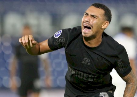 Matheuzinho marca primeiro gol pelo Corinthians, mas se machuca no lance e sai de maca