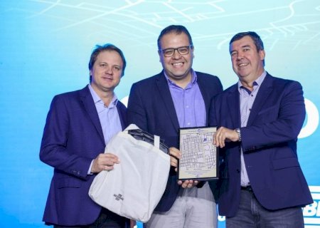 Alan Guedes recebe certificado por apoio ao Cidade Empreendedora