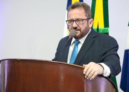 Laudir cobra atenção em relação a acúmulo de fios em postes de energia