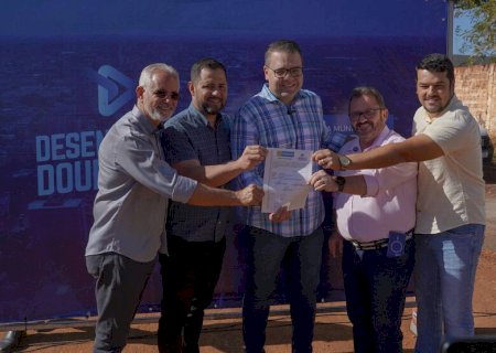 Vereador Laudir comemora pavimentação asfáltica do Altos do Indaiá