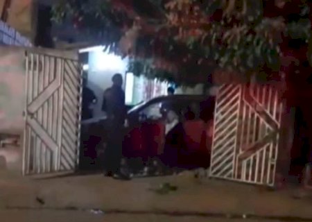 Agiota é alvejado, perde controle de veículo e invade 2 casas