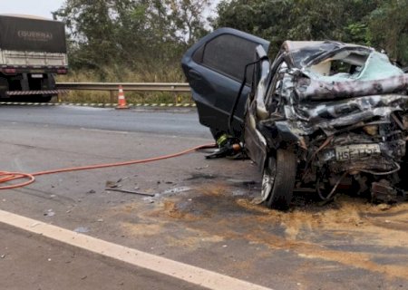 Acidente entre carreta e carro mata quatro pessoas na BR-163 em Douradina