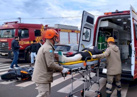 Fiat Uno invade preferencial e condutora de moto fica ferida