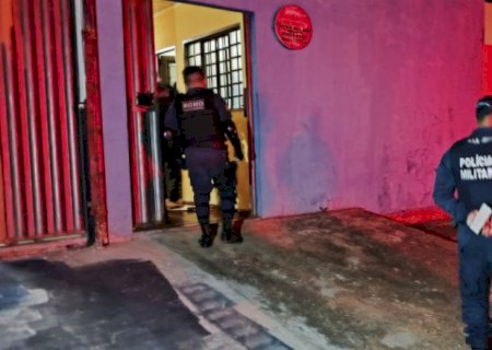 Homem foi assassinado com 10 facadas em casa no Jardim Tropical