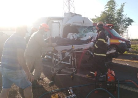 Acidente envolvendo duas carretas e furgão deixa dois feridos na BR-267