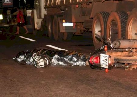 Motociclista de 60 anos morre ao atingir carreta com soja