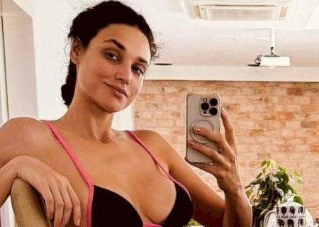 Débora Nascimento choca ao exibir suas curvas em 'look home office'