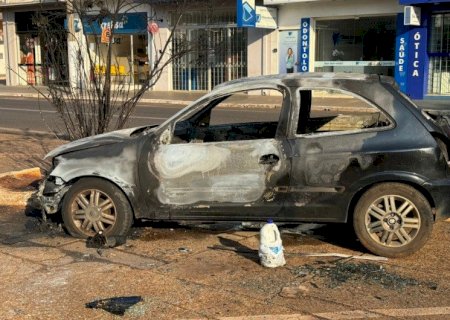 Mulher ateia fogo em carro do ex após discussão em Nova Andradina