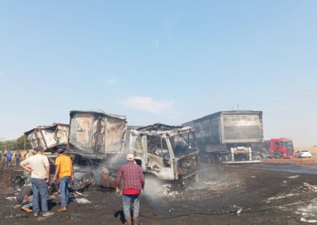 Motorista morre após colisão e incêndio entre carretas próximo de Itahum