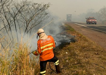 Fogo e fumaça se intensificam no Pantanal e combate aos incêndios continua