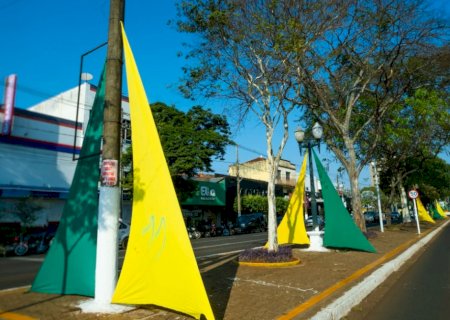 Vândalos picham flâmulas na decoração de 7 de Setembro na Marcelino Pires