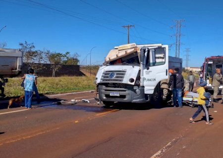 Caminhões da mesma empresa sofrem acidente no anel viário