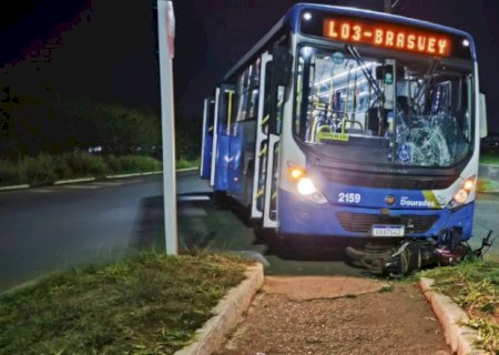 Motociclista que seguia na contramão morre ao bater em ônibus na Marcelino Pires