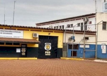 Policiais apreendem garrafas com maconha e celulares na PED