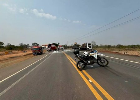 Rapaz morre carbonizado após bater moto em caminhão na BR-262