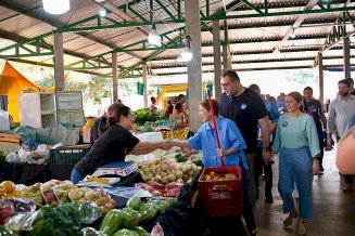 Alan e Tereza Cristina visitam a Feira Livre de Dourados