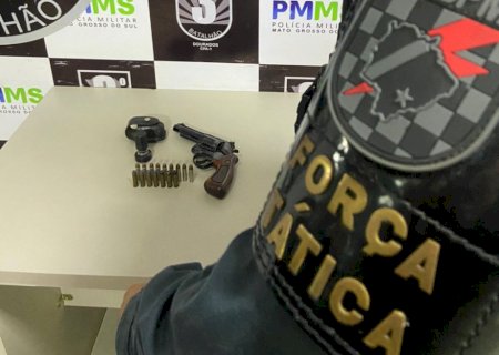 PM apreende arma de uso restrito após homem ameaçar funcionários de oficina