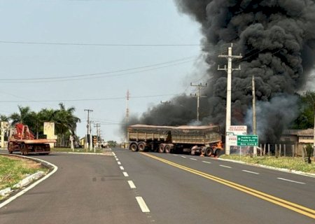 Após colisão e incêndio entre 2 carretas, 4 pessoas morrem em Bela Vista