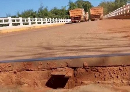 Passagem de veículos pesado faz ponte sobre o Rio Miranda subir 30 centímetros