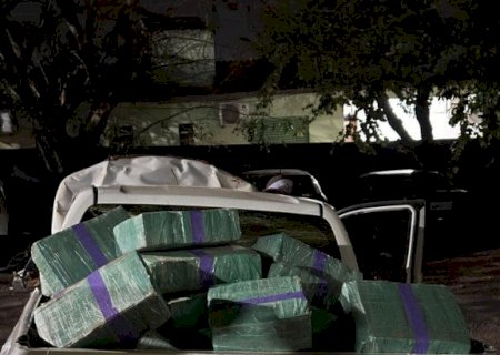 Polícia apreende Hilux tombada com quase 700 quilos de maconha