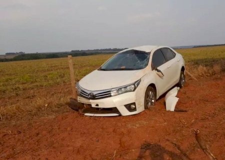 Mulher se distrai com cachorro e capota carro na MS-316