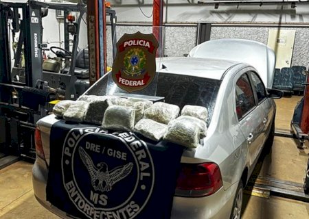 PF apreende droga após denúncia revelar dupla “em atitude suspeita” em carro