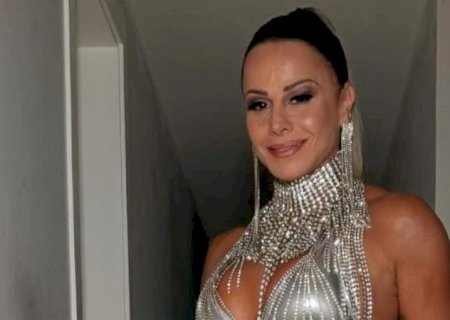 Com look ousado, Viviane Araújo ostenta corpaço em ensaio de Carnaval