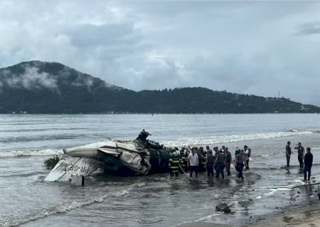 Jatinho ultrapassa pista de aeroporto, vai parar na praia e explode em Ubatuba