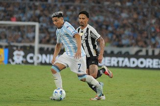 Racing vence Botafogo e abre vantagem na decisão da Recopa Sul-Americana