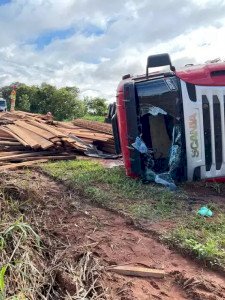Trecho da BR-163 fica bloqueada após carreta tombar com carga de madeira