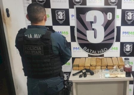 Polícia Militar apreende drogas, arma e prende 2 homens no Jardim Água Boa