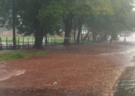 Dourados tem 82 milímetros de chuva e casas alagadas nos bairros