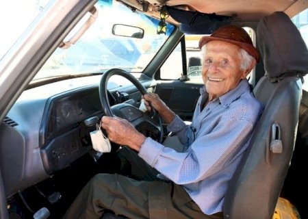Aos 102 anos, 'seo' Ranulfo renova CNH