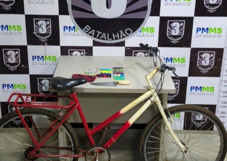 Mulher é assaltada ao sair do trabalho em Dourados; autor é preso com faca e cartões da vítima