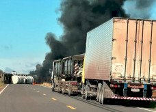 Carreta tomba na MS-040 e interdita rodovia em Campo Grande