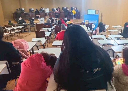 Mesmo no frio, famílias buscam atendimento no mutirão do Cadastro Único