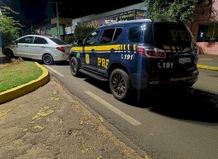 Motorista tenta fugir a pé após bater em placa, mas acaba preso pela PRF