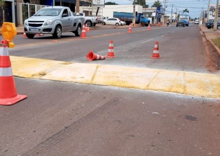 Quebra-molas recebe pintura após acidente com morte de motociclista