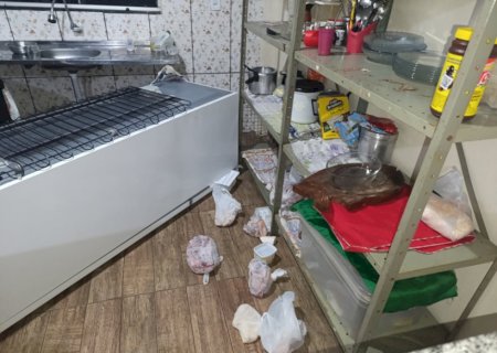 Descontrolado, homem destrói mobília de residência, ameaça a mulher e vai preso