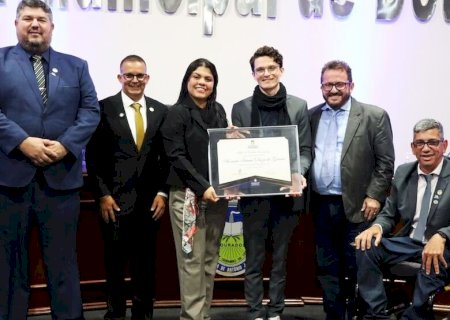 Sessão homenageia personalidades em Dourados