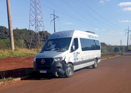 Van invade preferencial e deixa condutor e passageiro de moto feridos