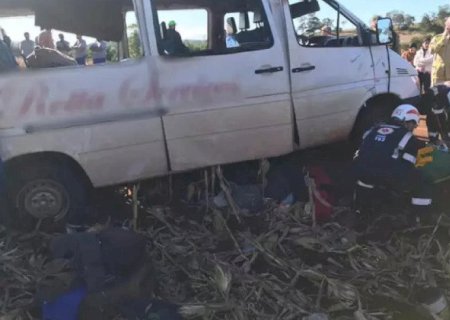 Morador de MS morre após van capotar em rodovia no Paraná