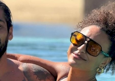 Sheron Menezzes posa agarradinha com o marido em viagem: 'Lua de mel'